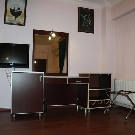 Metropolis Hotel 3*